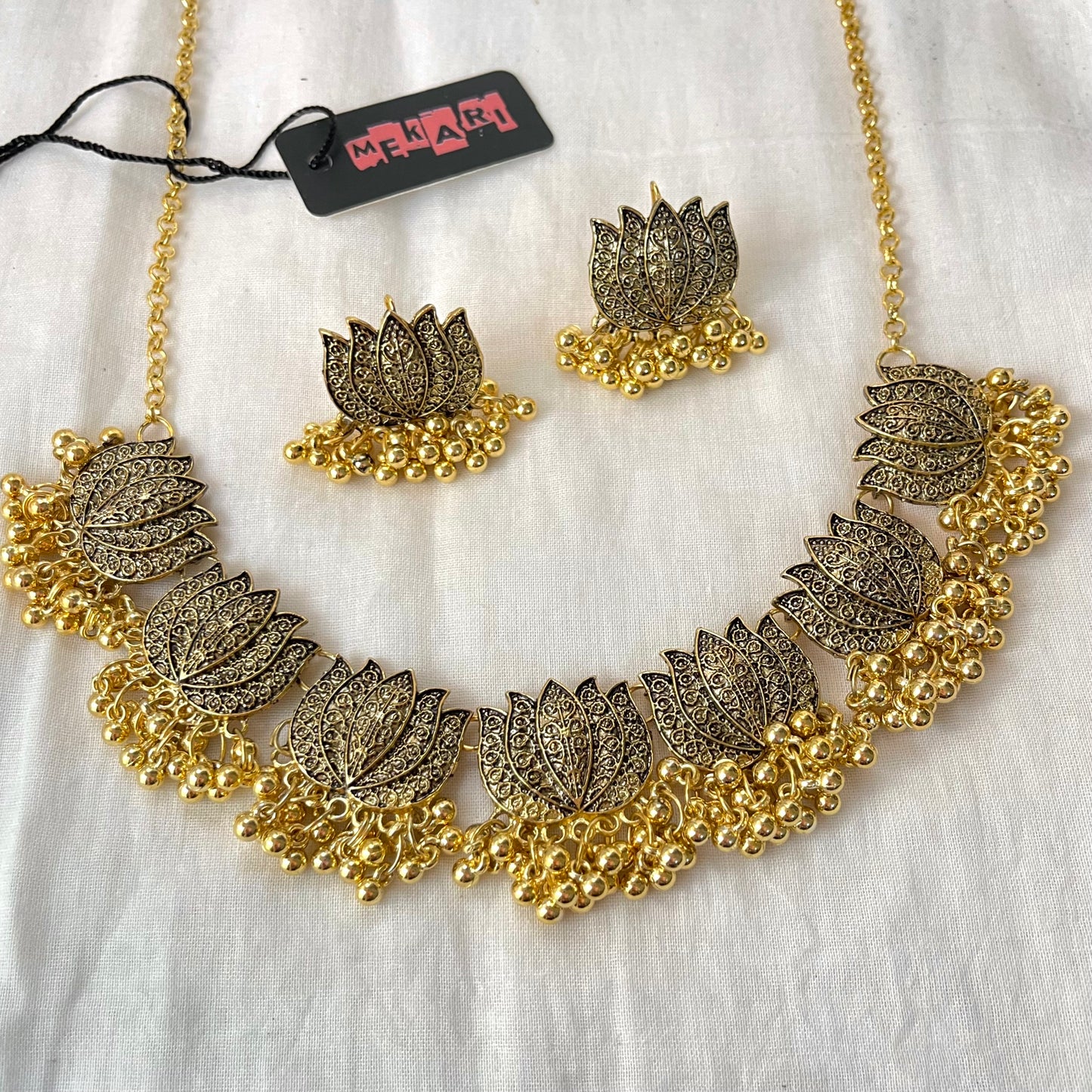 SARA Necklace Set  (Silver )