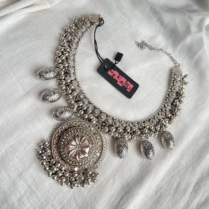 SILVER  CIRCULAR HUNT NECKLACE